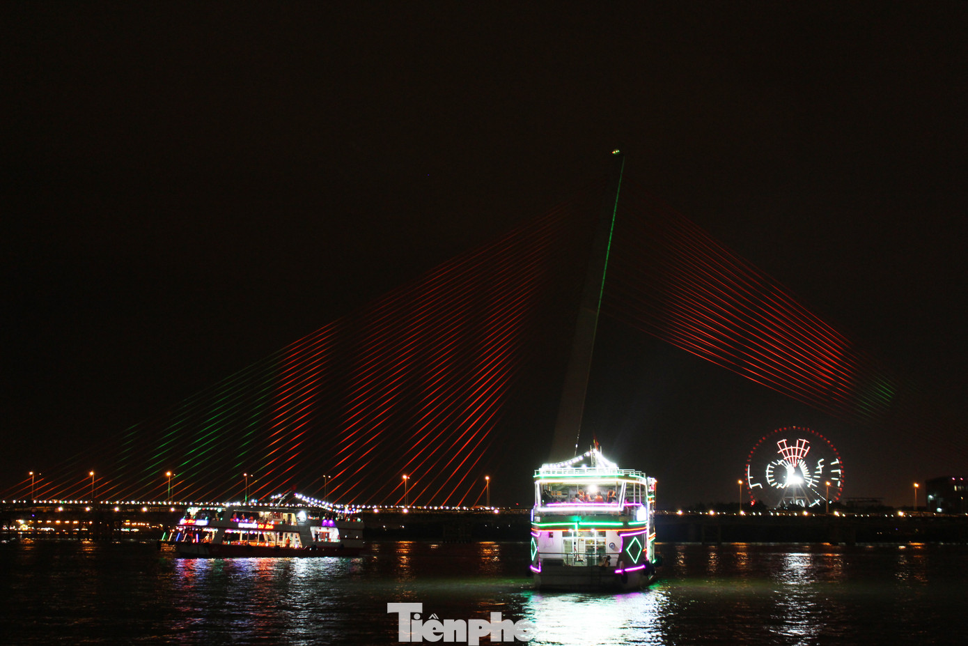 Hàng trăm du khách hào hứng trải nghiệm tour sông Hàn về đêm ảnh 5
