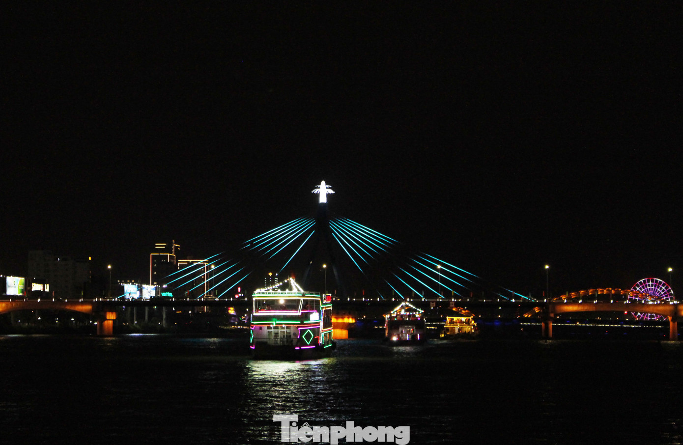 Hàng trăm du khách hào hứng trải nghiệm tour sông Hàn về đêm ảnh 6