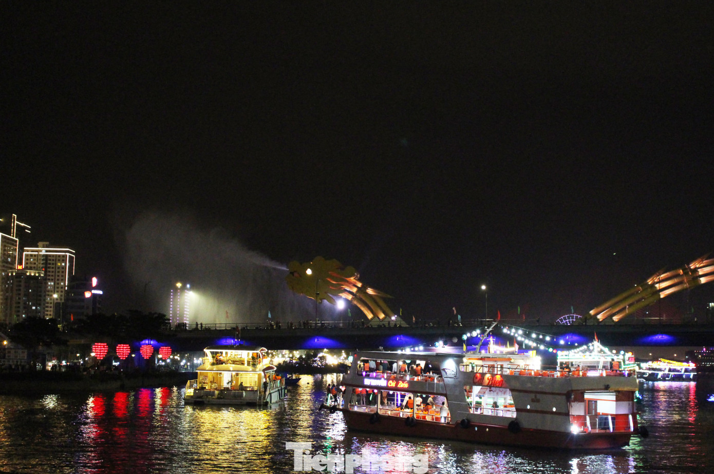 Hàng trăm du khách hào hứng trải nghiệm tour sông Hàn về đêm ảnh 9