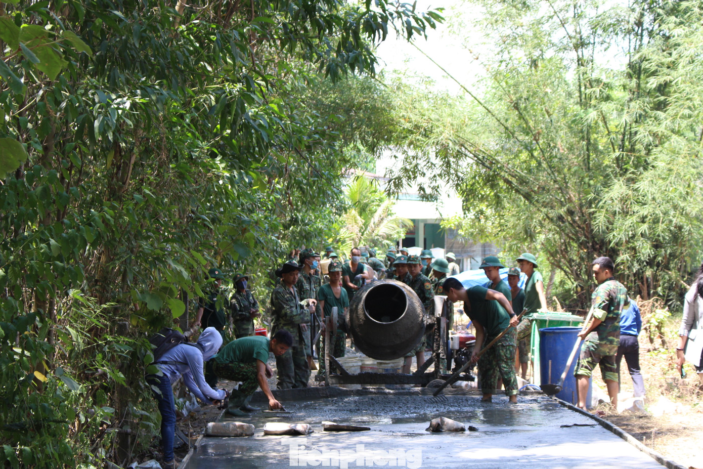 TƯ Đoàn thăm, tặng quà các chiến sĩ tình nguyện hè tại Đà Nẵng ảnh 5
