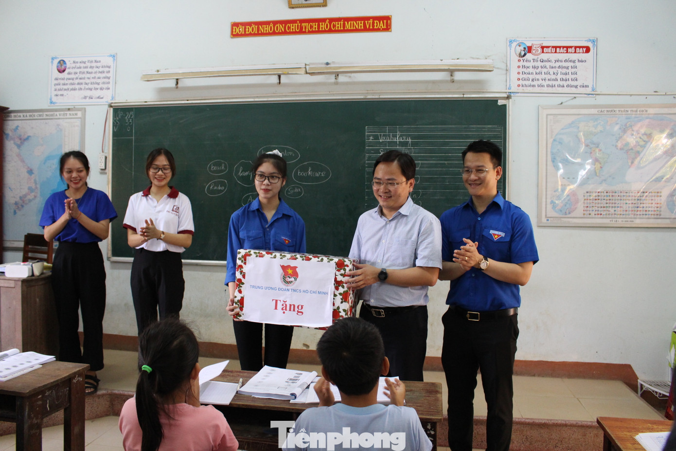 TƯ Đoàn thăm, tặng quà các chiến sĩ tình nguyện hè tại Đà Nẵng ảnh 4