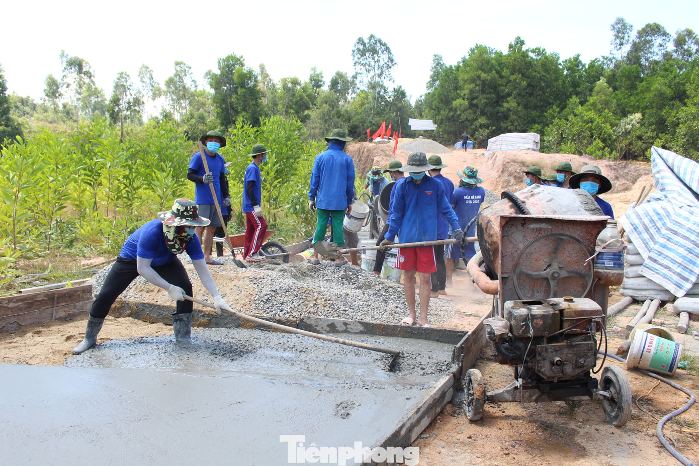 TƯ Đoàn thăm, tặng quà các chiến sĩ tình nguyện hè tại Đà Nẵng ảnh 2