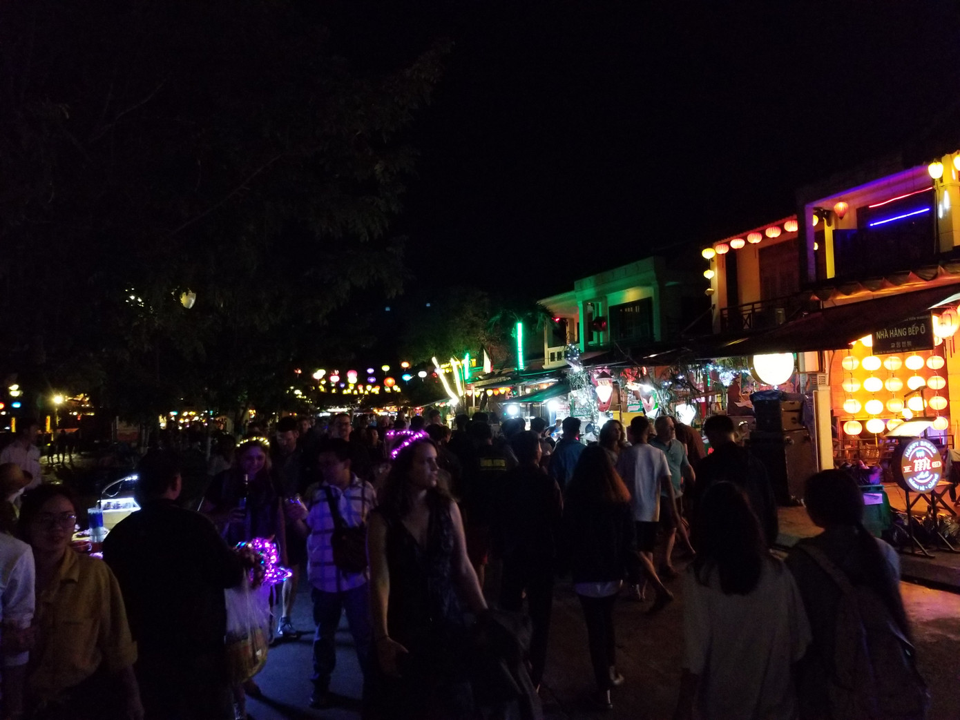 Khách nước ngoài chen chân về Hội An chờ thời khắc giao thừa ảnh 3