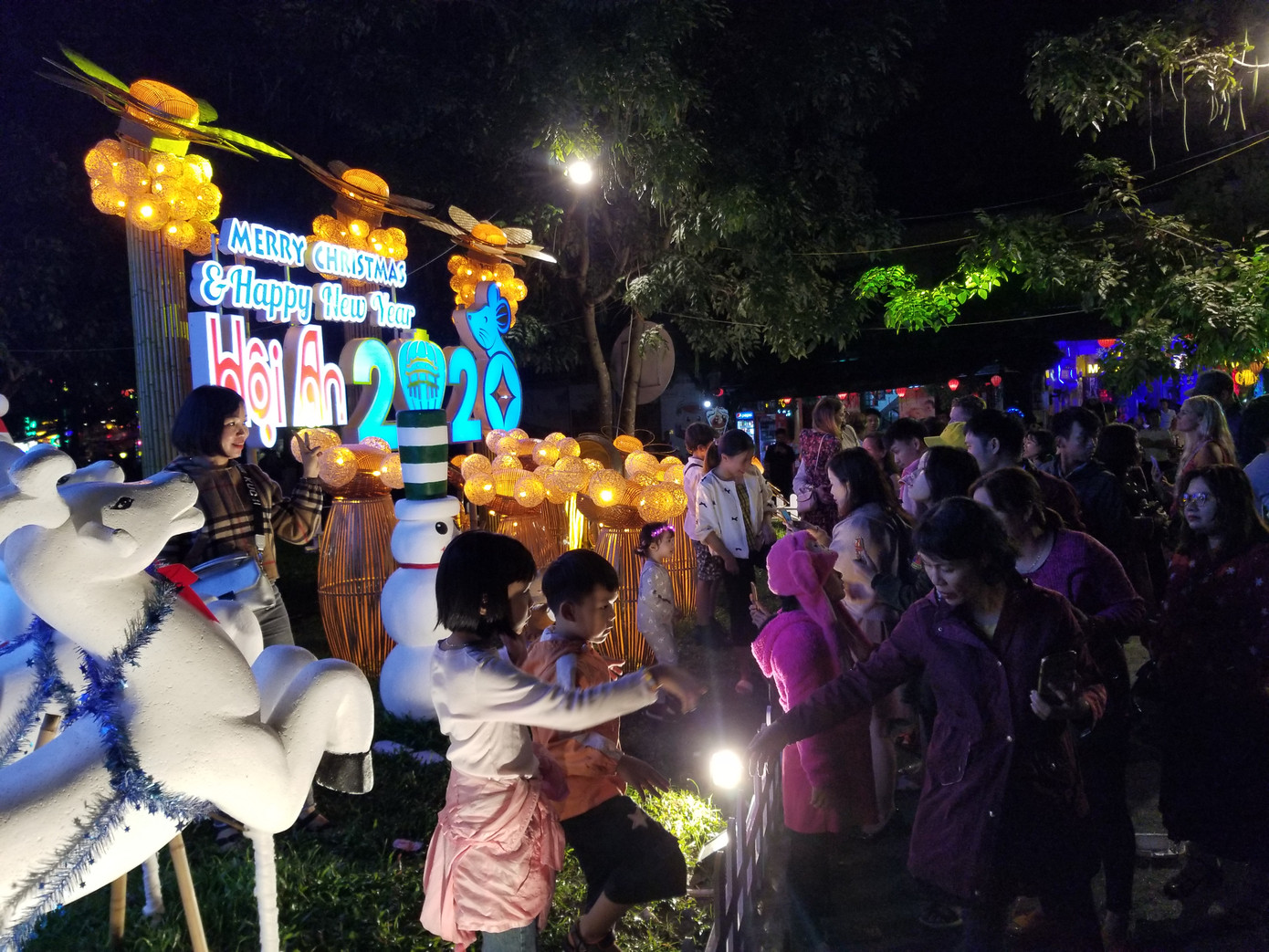 Khách nước ngoài chen chân về Hội An chờ thời khắc giao thừa ảnh 4