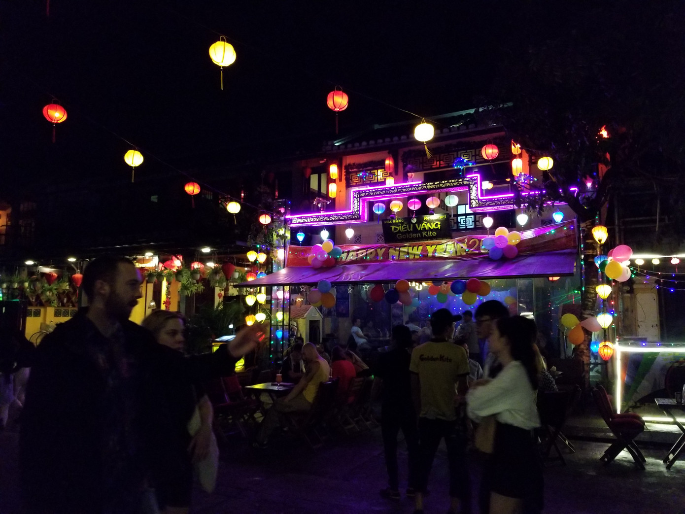 Khách nước ngoài chen chân về Hội An chờ thời khắc giao thừa ảnh 2