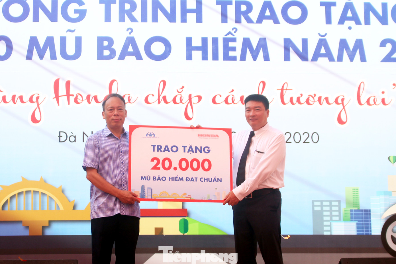 Trao tặng 20 nghìn mũ bảo hiểm cho học sinh, sinh viên ảnh 1