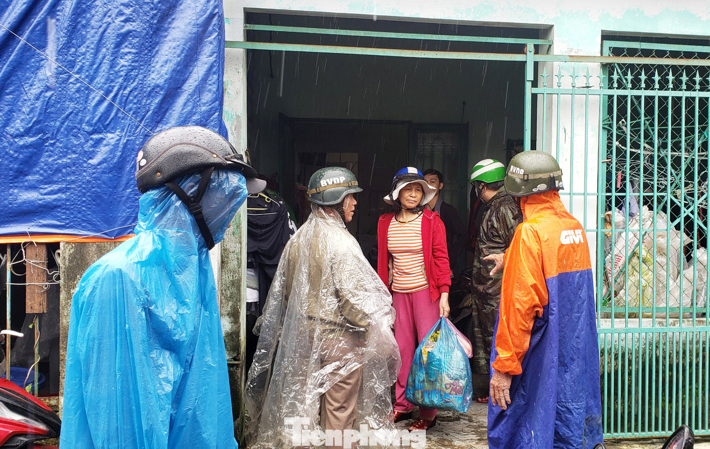 Thanh niên Đà Nẵng 'đi từng ngõ, gõ từng nhà' giúp dân sơ tán tránh bão số 13 ảnh 7