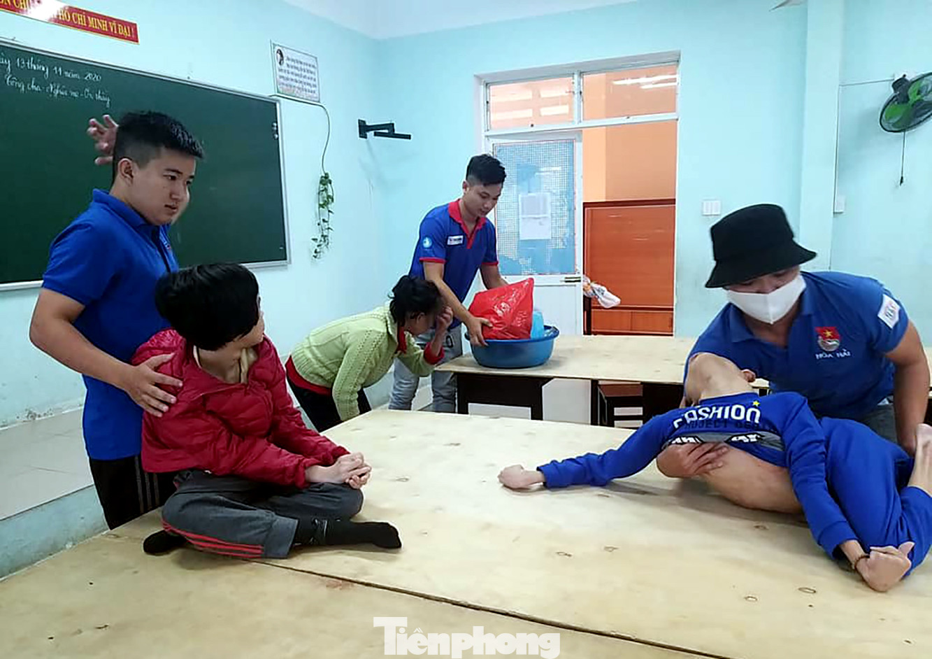 Thanh niên Đà Nẵng 'đi từng ngõ, gõ từng nhà' giúp dân sơ tán tránh bão số 13 ảnh 4