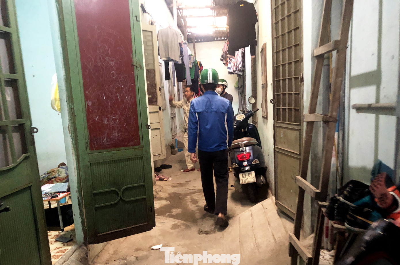 Thanh niên Đà Nẵng 'đi từng ngõ, gõ từng nhà' giúp dân sơ tán tránh bão số 13 ảnh 6