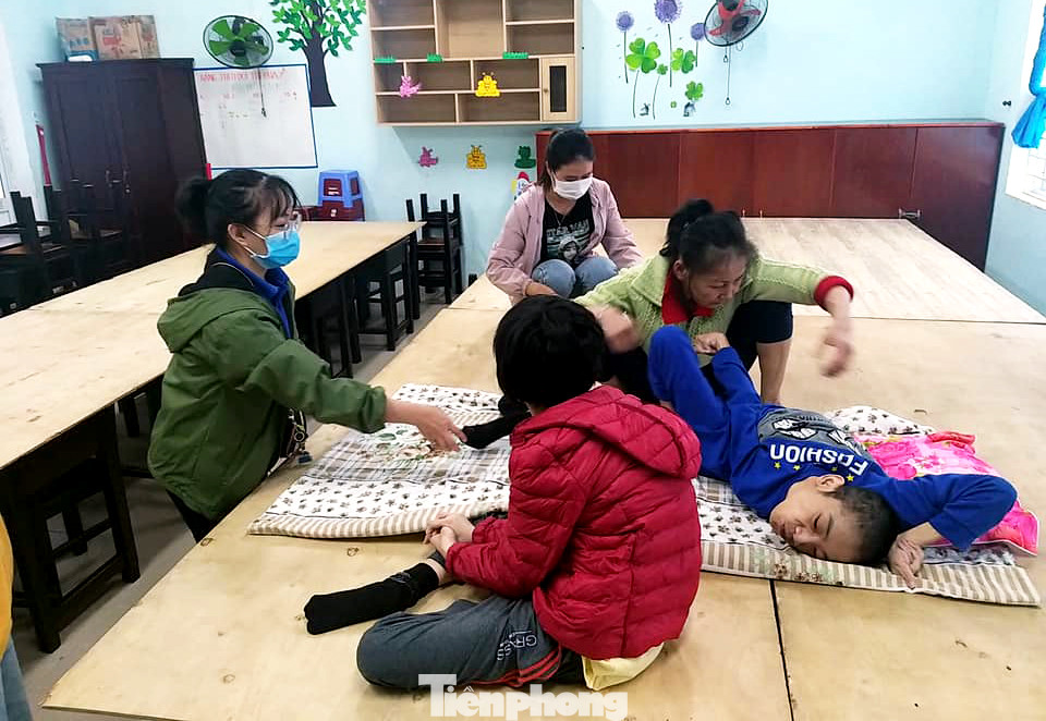 Thanh niên Đà Nẵng 'đi từng ngõ, gõ từng nhà' giúp dân sơ tán tránh bão số 13 ảnh 5