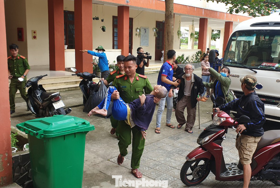Thanh niên Đà Nẵng 'đi từng ngõ, gõ từng nhà' giúp dân sơ tán tránh bão số 13 ảnh 2