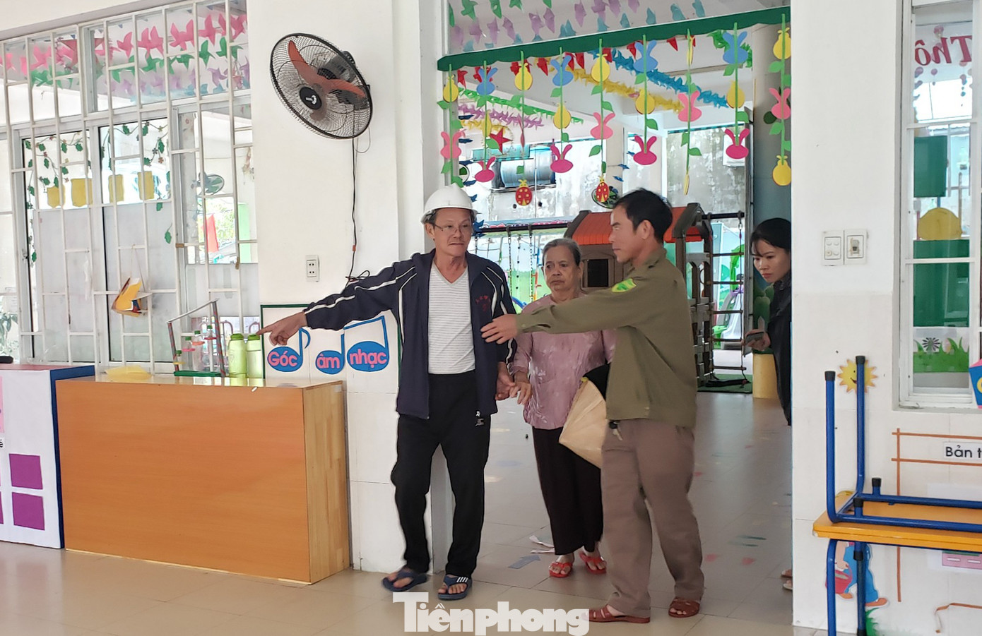 Thanh niên Đà Nẵng 'đi từng ngõ, gõ từng nhà' giúp dân sơ tán tránh bão số 13 ảnh 8