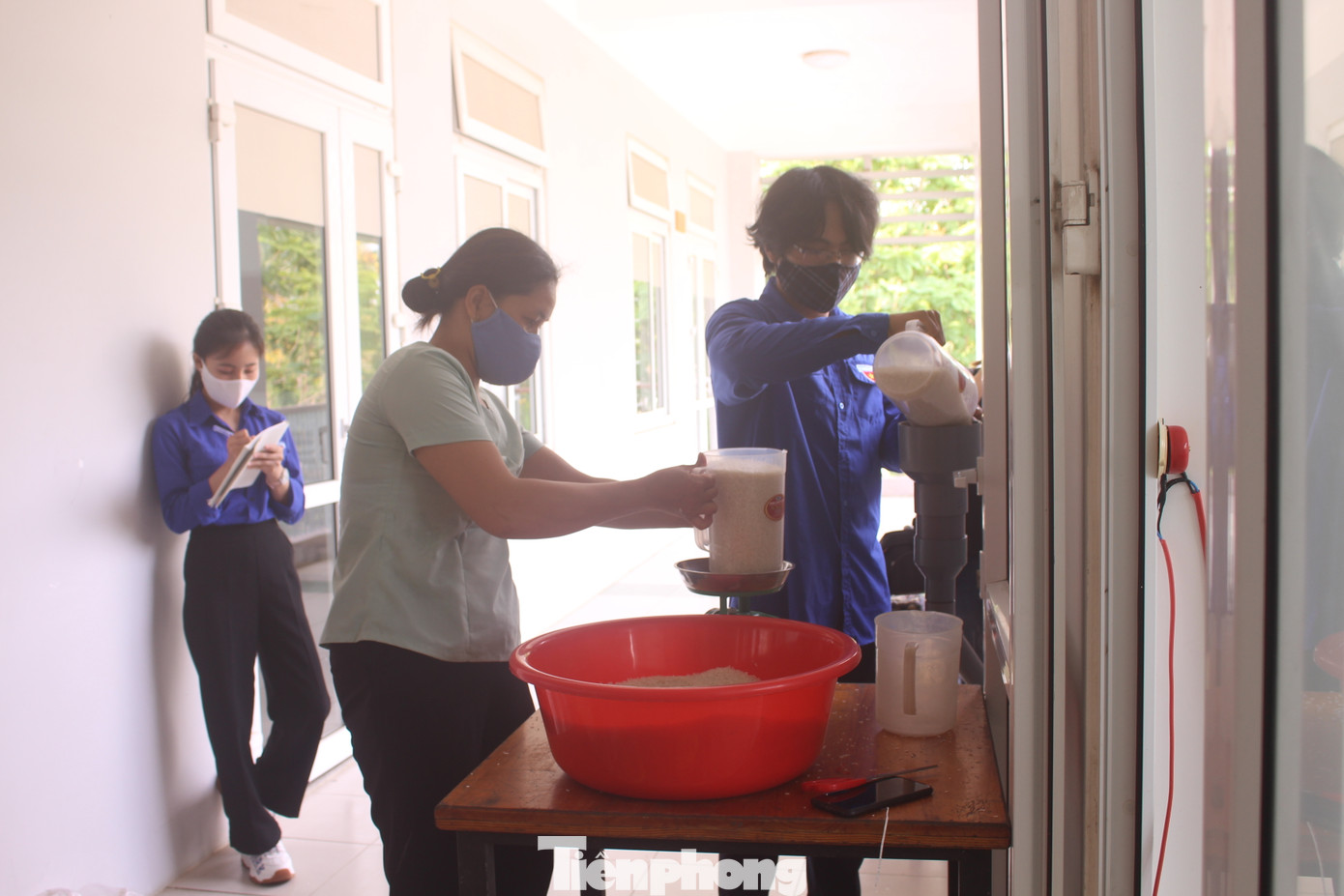 Cây 'ATM gạo' đầu tiên ở Đà Nẵng hỗ trợ người dân khó khăn ảnh 6