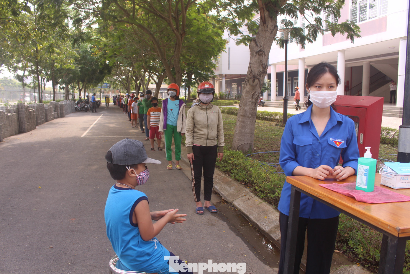Cây 'ATM gạo' đầu tiên ở Đà Nẵng hỗ trợ người dân khó khăn ảnh 1