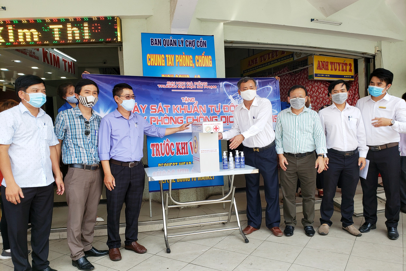 Đặt máy rửa tay sát khuẩn tự động tại các chợ lớn ở Đà Nẵng ảnh 1