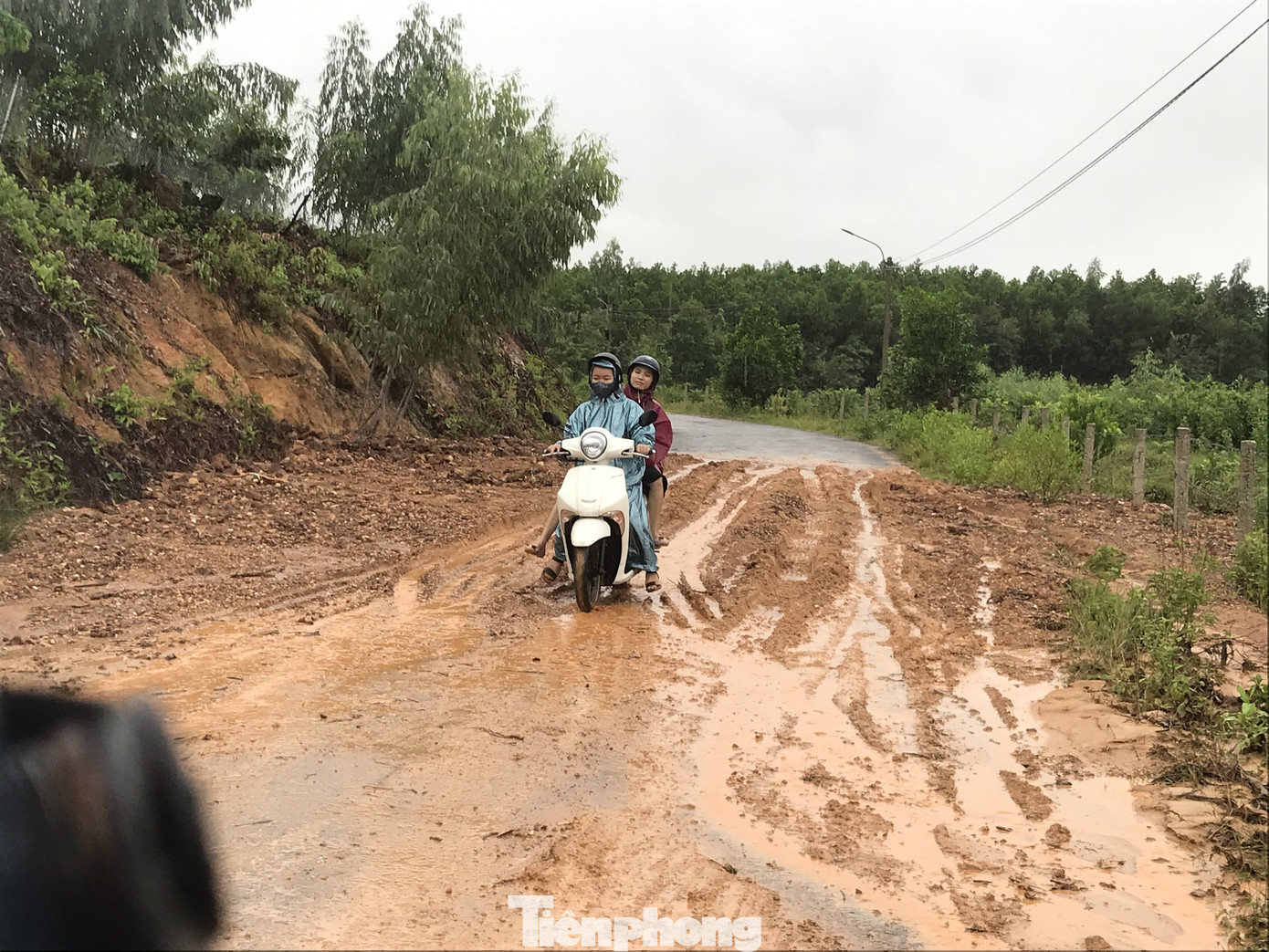 Mưa lớn kéo dài, nhiều vùng ở Đà Nẵng bị cô lập ảnh 6