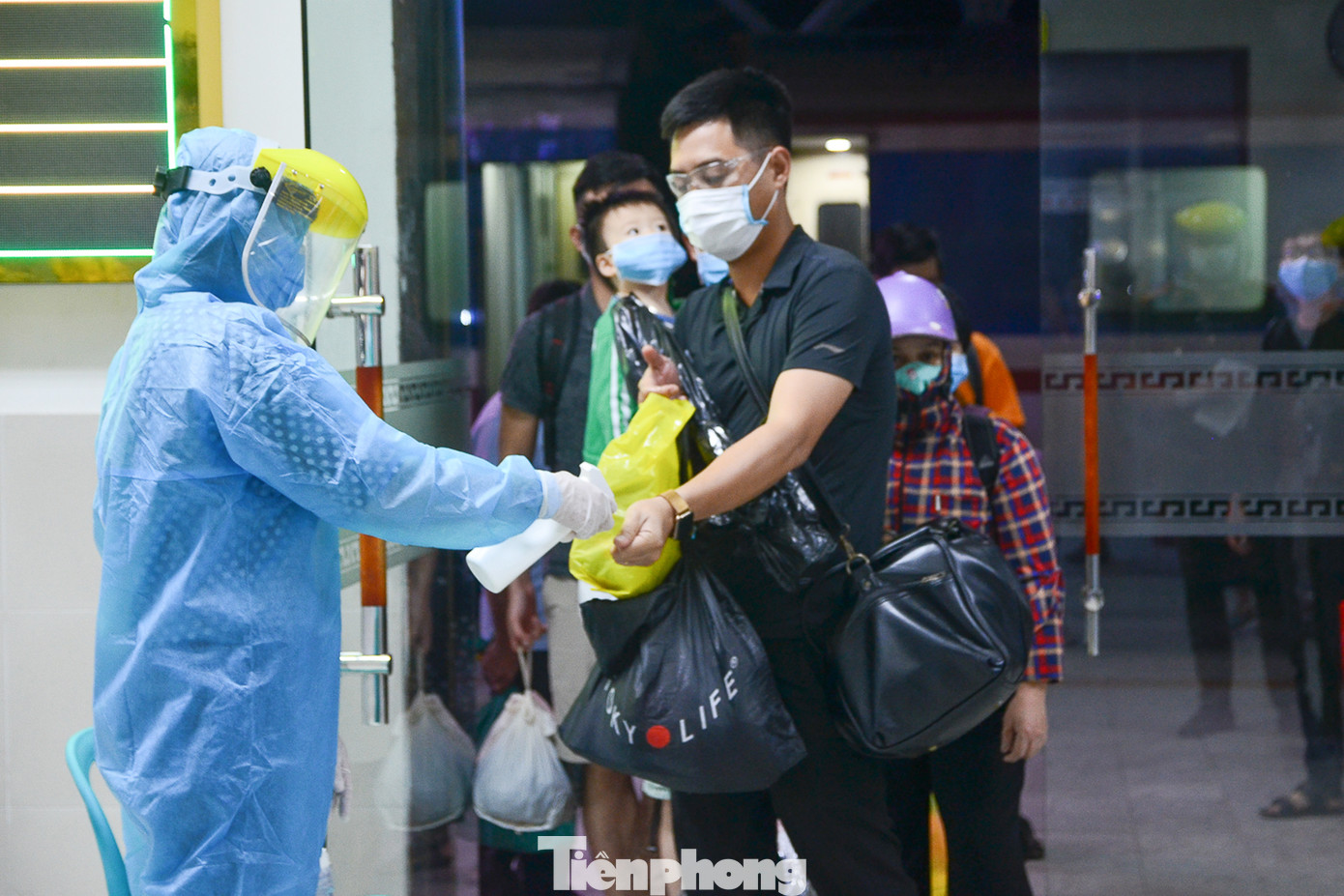 Cận cảnh quy trình kiểm soát dịch 2 chiều tại Ga Đà Nẵng ảnh 9