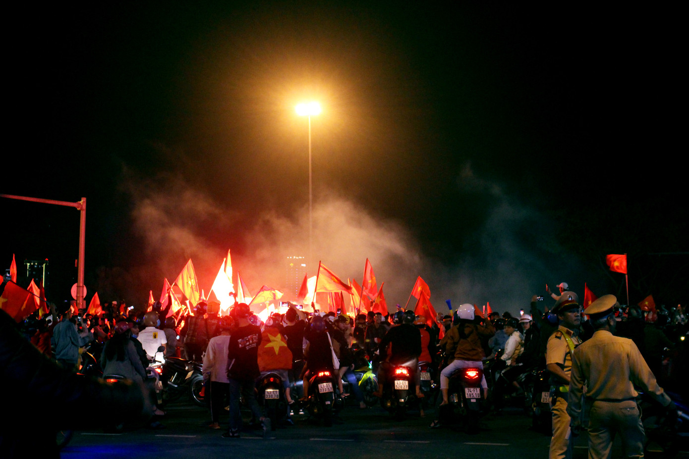 U22 Việt Nam vô địch, CĐV Đà Nẵng ăn mừng xuyên đêm ảnh 4