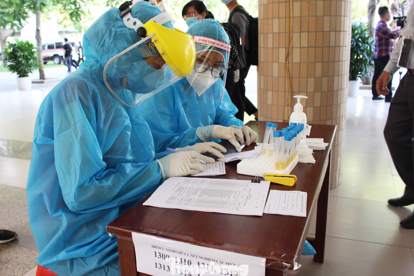 Tâm trạng 11.000 thí sinh Đà Nẵng thế nào khi được xét nghiệm SARS-CoV-2 ảnh 15