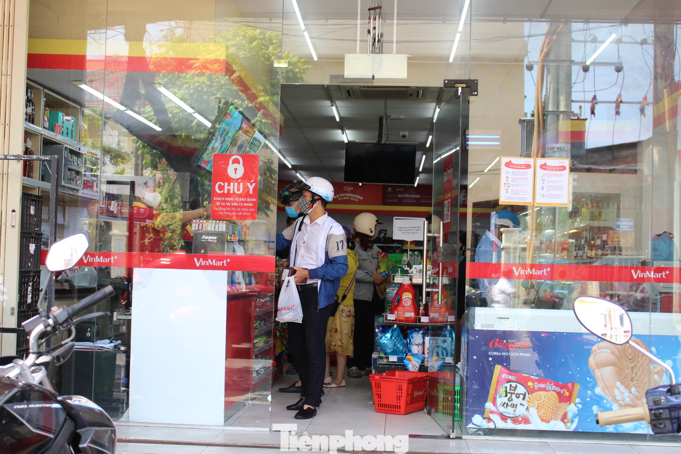 Người dân Đà Nẵng ùn ùn đi chợ sau lệnh tạm dừng dịch vụ ăn uống ảnh 4