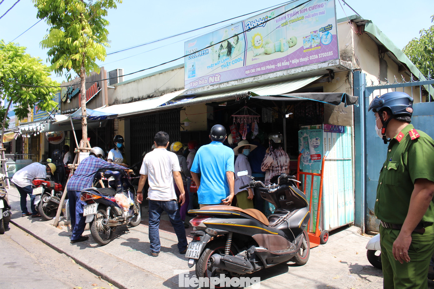 Người dân Đà Nẵng ùn ùn đi chợ sau lệnh tạm dừng dịch vụ ăn uống ảnh 3