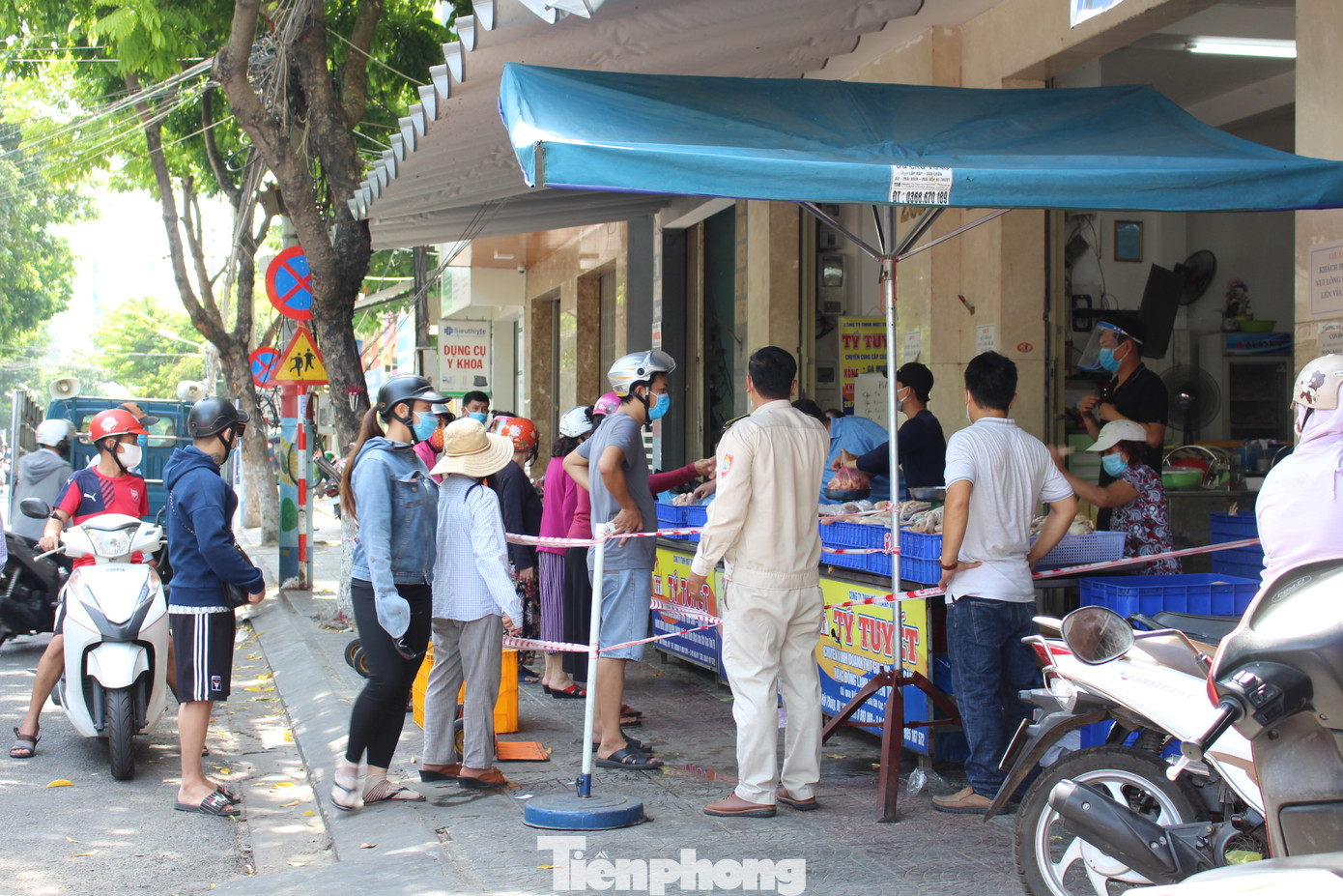 Người dân Đà Nẵng ùn ùn đi chợ sau lệnh tạm dừng dịch vụ ăn uống ảnh 2