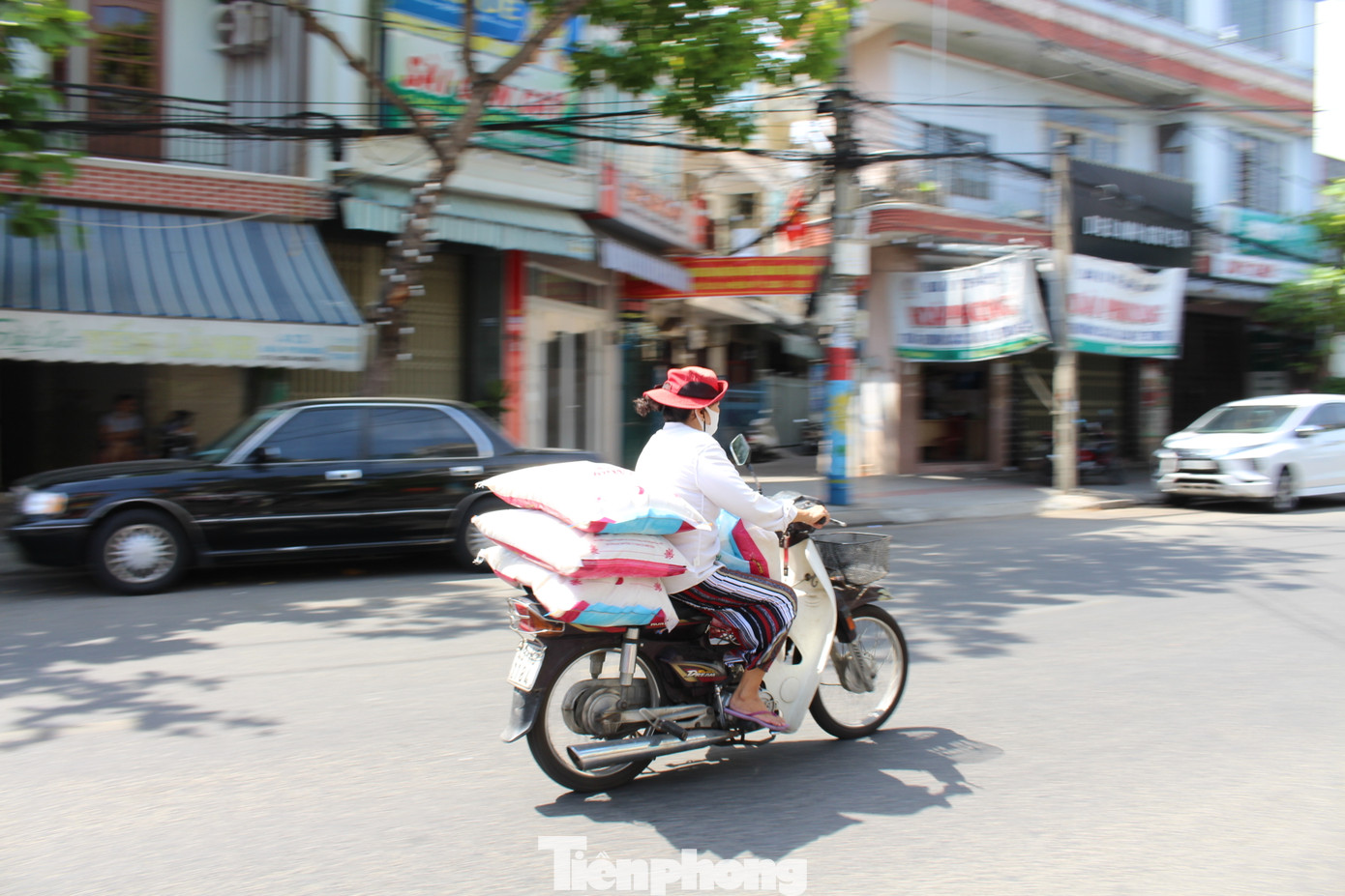 Người dân Đà Nẵng ùn ùn đi chợ sau lệnh tạm dừng dịch vụ ăn uống ảnh 10