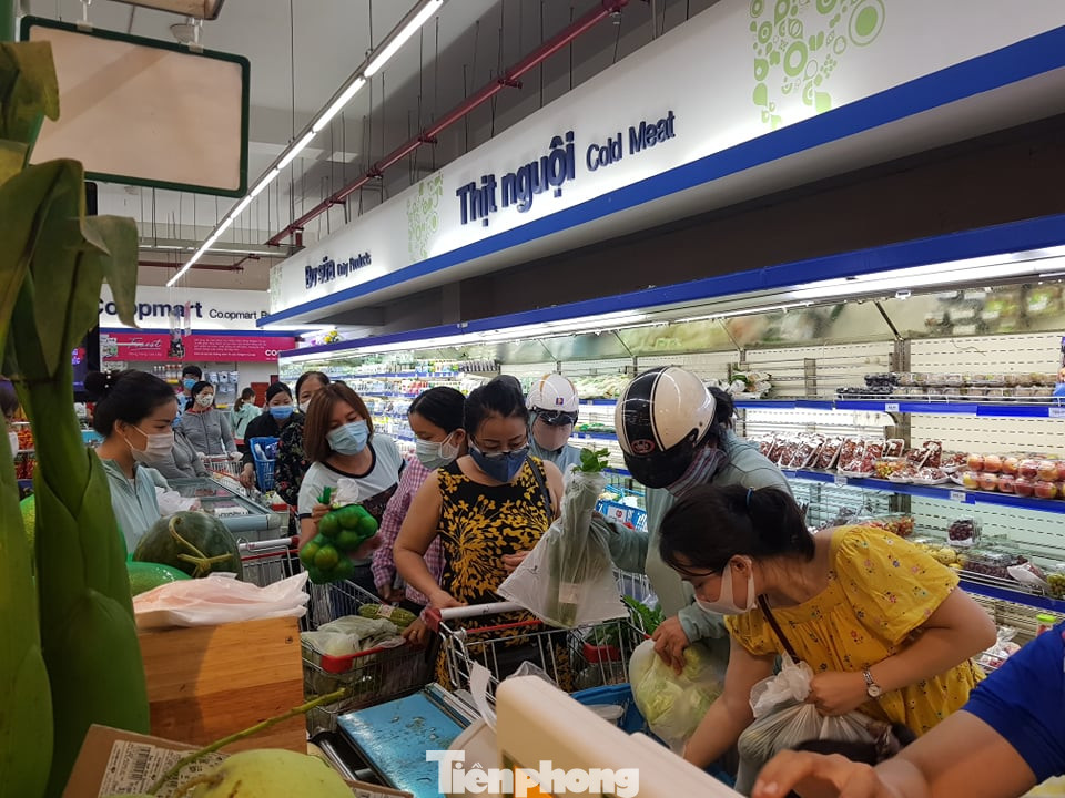 Người dân Đà Nẵng ùn ùn đi chợ sau lệnh tạm dừng dịch vụ ăn uống ảnh 15
