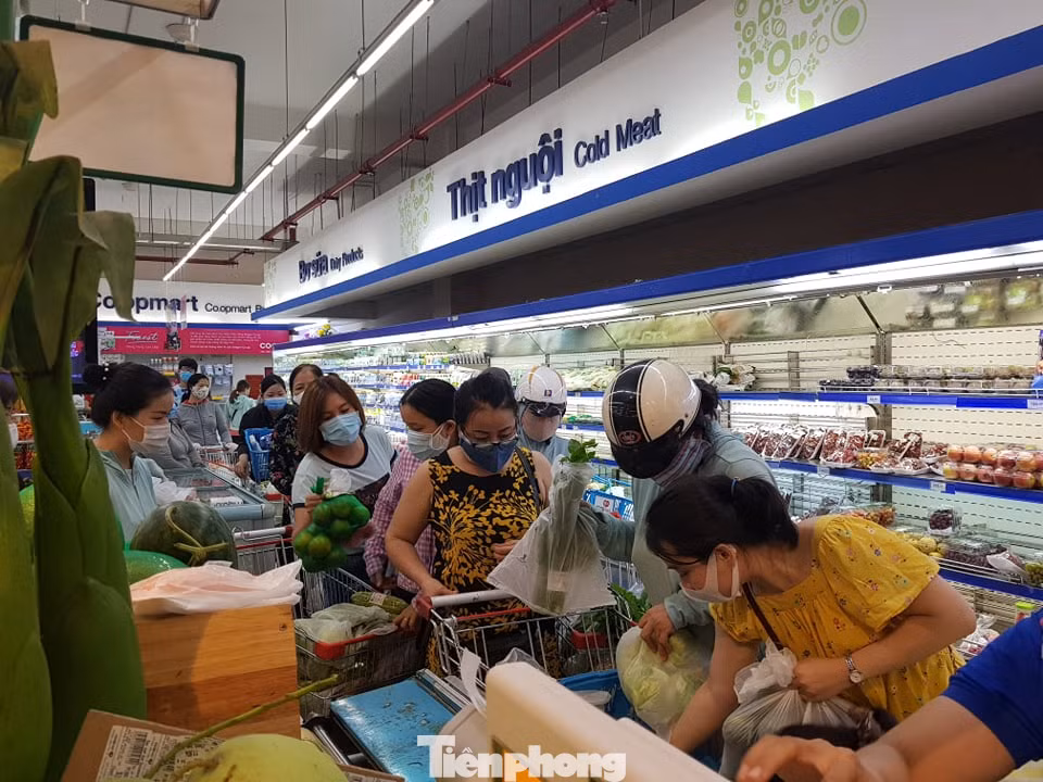 Người dân Đà Nẵng ùn ùn đi chợ sau lệnh tạm dừng dịch vụ ăn uống ảnh 15