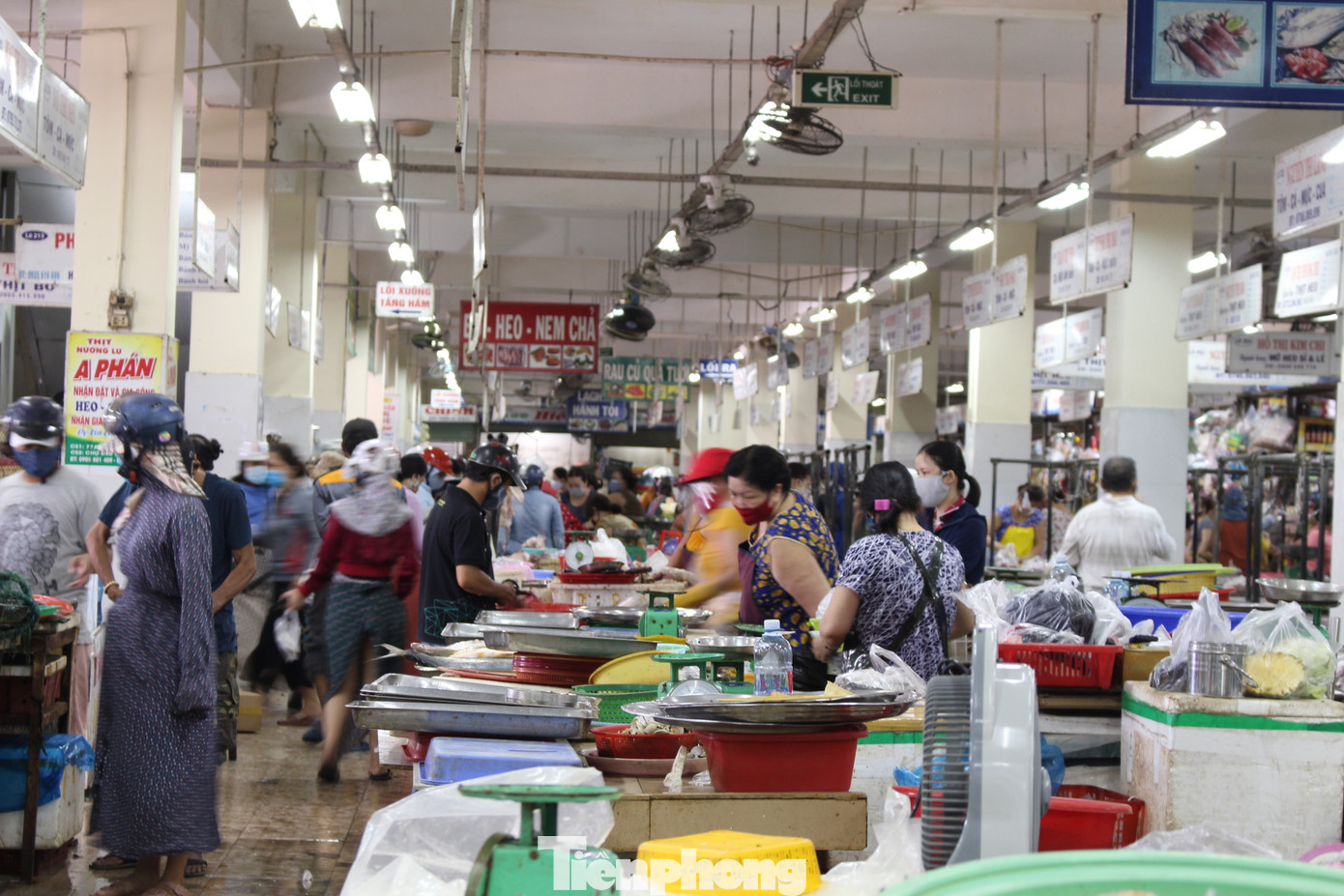Người dân Đà Nẵng ùn ùn đi chợ sau lệnh tạm dừng dịch vụ ăn uống ảnh 5