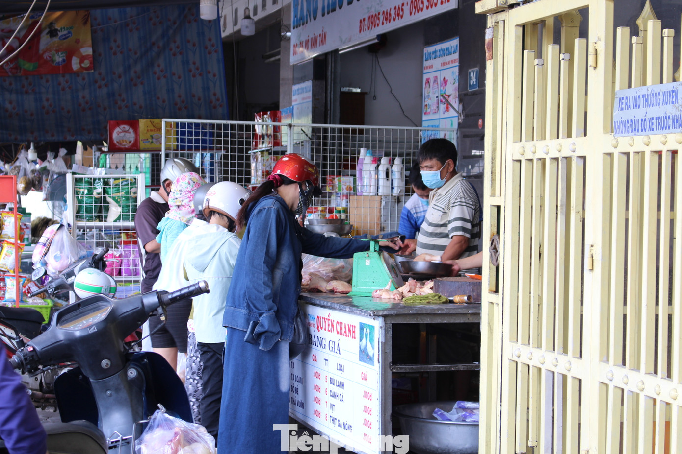 Người dân Đà Nẵng ùn ùn đi chợ sau lệnh tạm dừng dịch vụ ăn uống ảnh 6