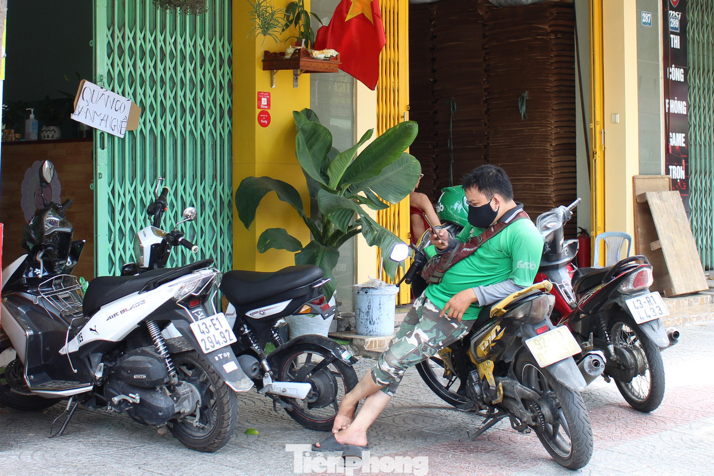 Đà Nẵng: Nơi đóng cửa im lìm, nơi tranh thủ bán trước lệnh cấm dịch vụ ăn uống ảnh 12