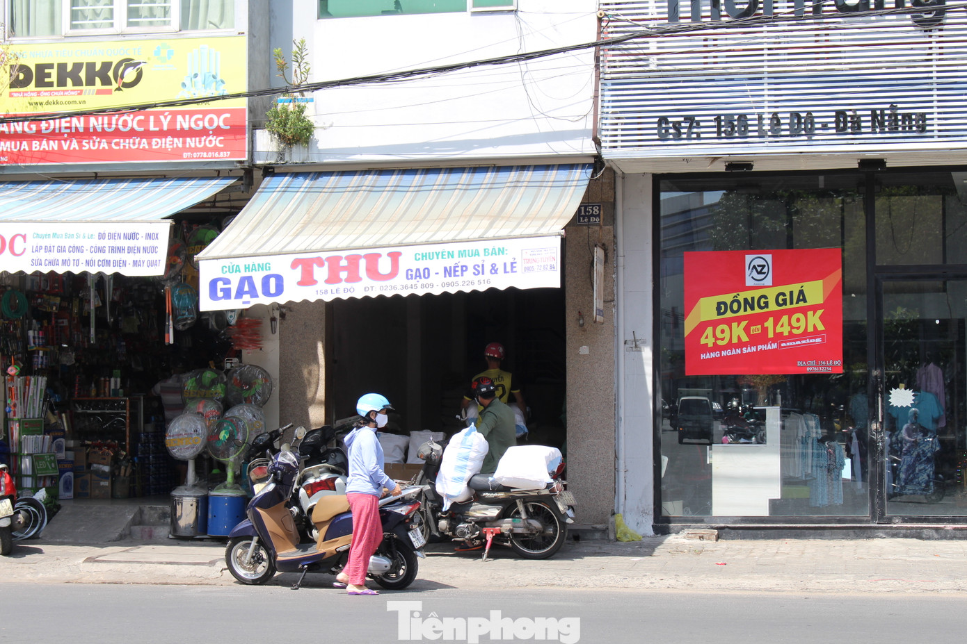 Người dân Đà Nẵng ùn ùn đi chợ sau lệnh tạm dừng dịch vụ ăn uống ảnh 7