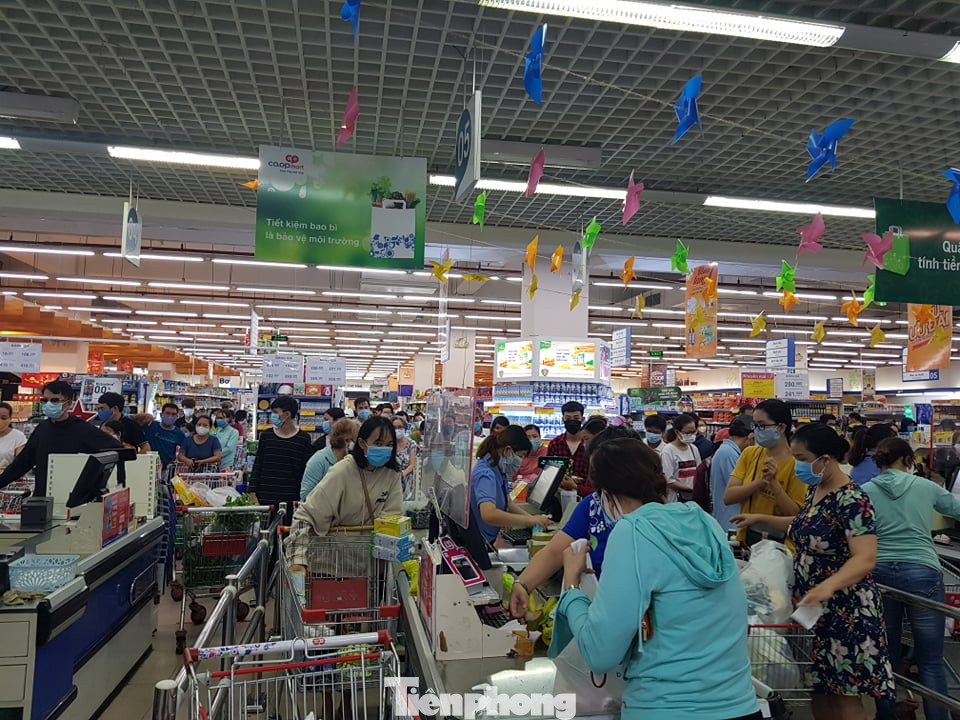 Người dân Đà Nẵng ùn ùn đi chợ sau lệnh tạm dừng dịch vụ ăn uống ảnh 16