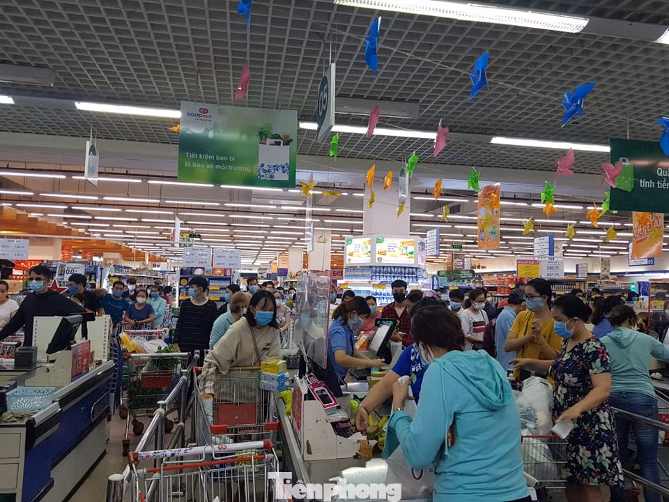 Người dân Đà Nẵng ùn ùn đi chợ sau lệnh tạm dừng dịch vụ ăn uống ảnh 16