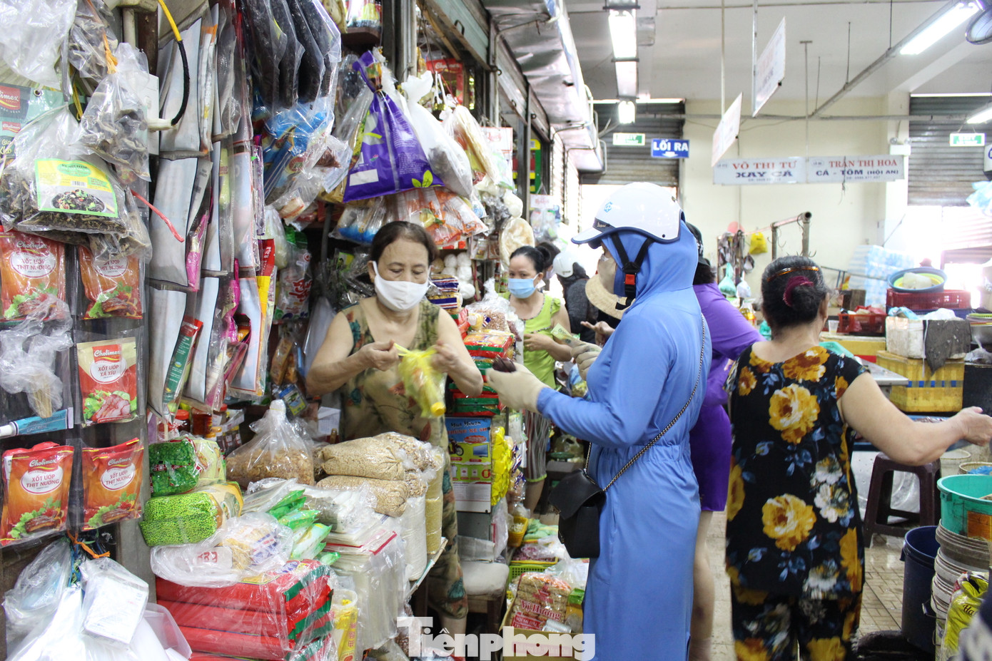 Người dân Đà Nẵng ùn ùn đi chợ sau lệnh tạm dừng dịch vụ ăn uống ảnh 8