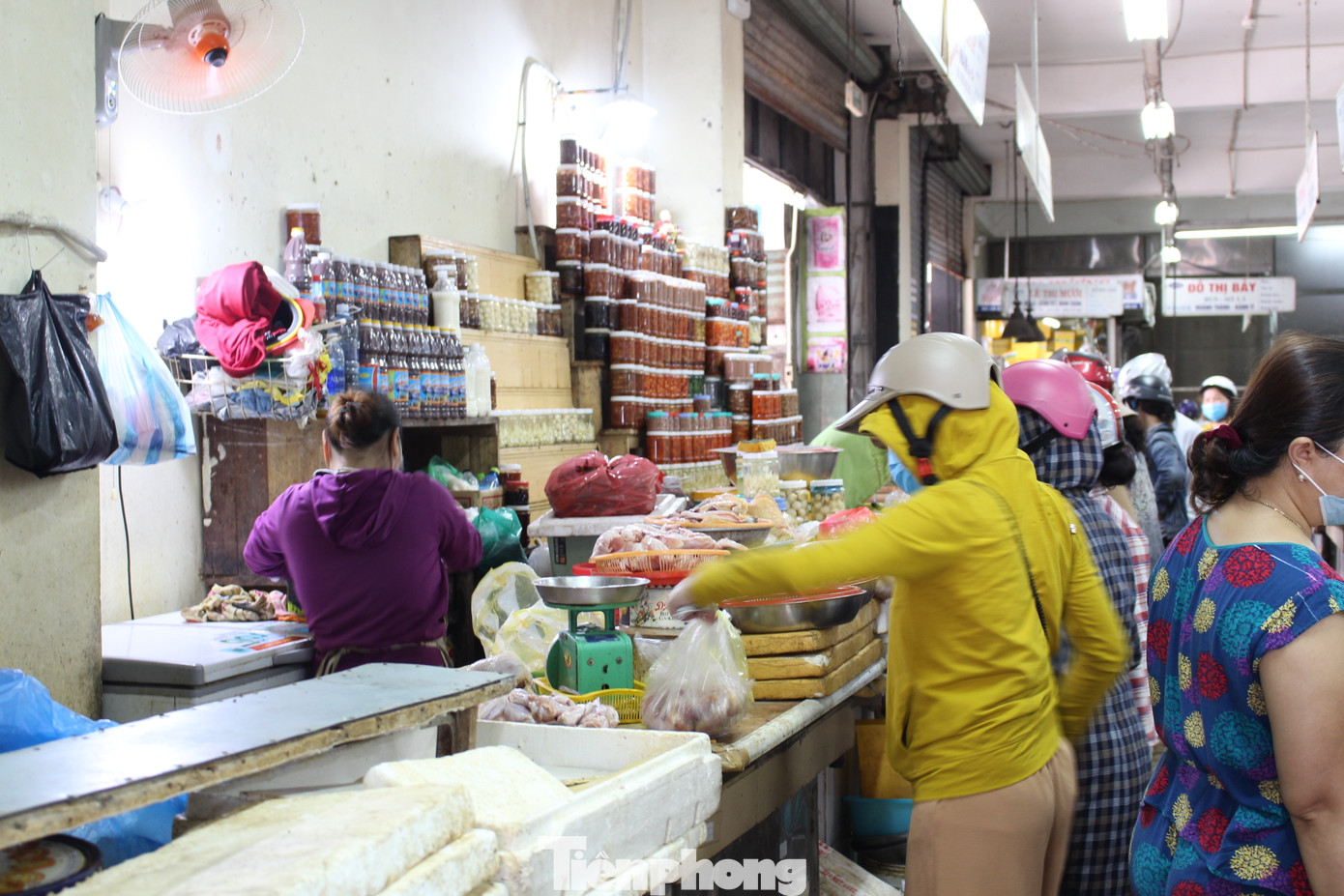 Người dân Đà Nẵng ùn ùn đi chợ sau lệnh tạm dừng dịch vụ ăn uống ảnh 11