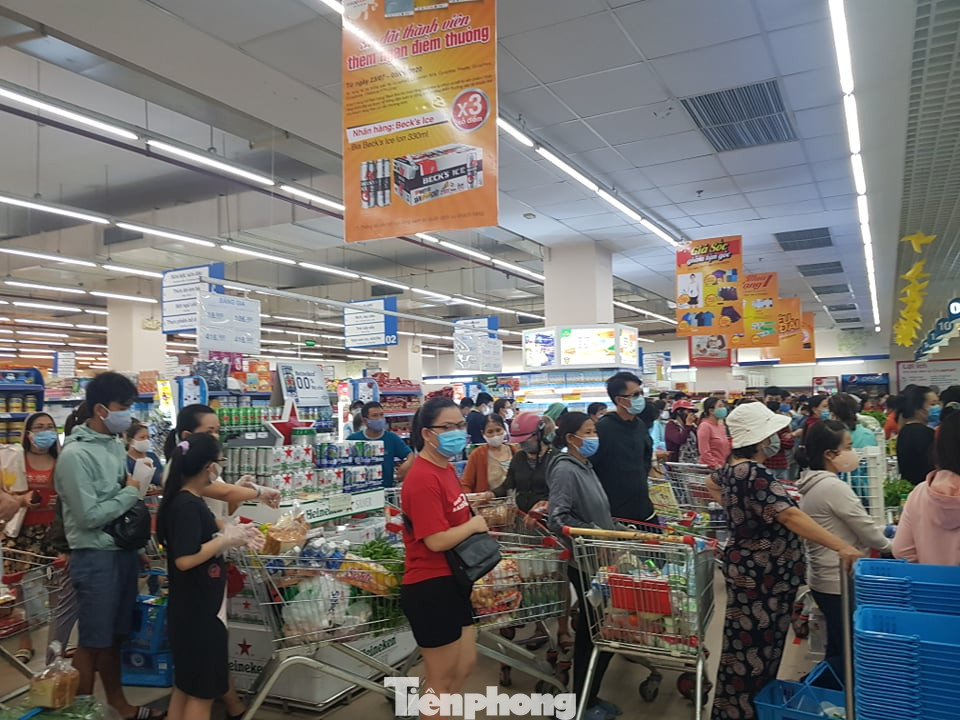 Người dân Đà Nẵng ùn ùn đi chợ sau lệnh tạm dừng dịch vụ ăn uống ảnh 14