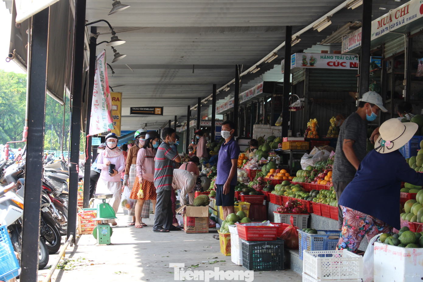 Người dân Đà Nẵng ùn ùn đi chợ sau lệnh tạm dừng dịch vụ ăn uống ảnh 13
