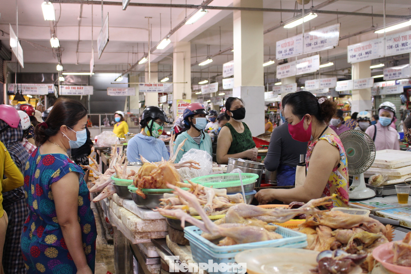 Người dân Đà Nẵng ùn ùn đi chợ sau lệnh tạm dừng dịch vụ ăn uống ảnh 12