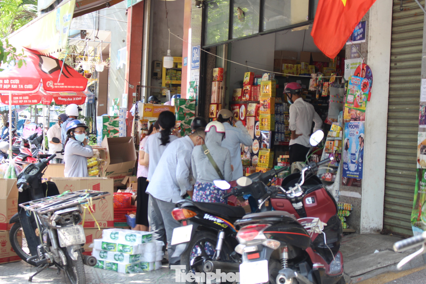 Người dân Đà Nẵng ùn ùn đi chợ sau lệnh tạm dừng dịch vụ ăn uống ảnh 9