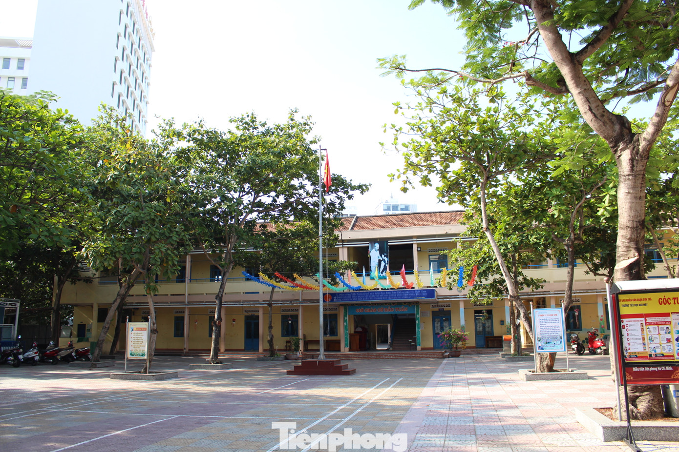 Đà Nẵng - Lễ khai giảng chỉ có thầy cô giáo, học trò ở nhà xem màn hình ảnh 10