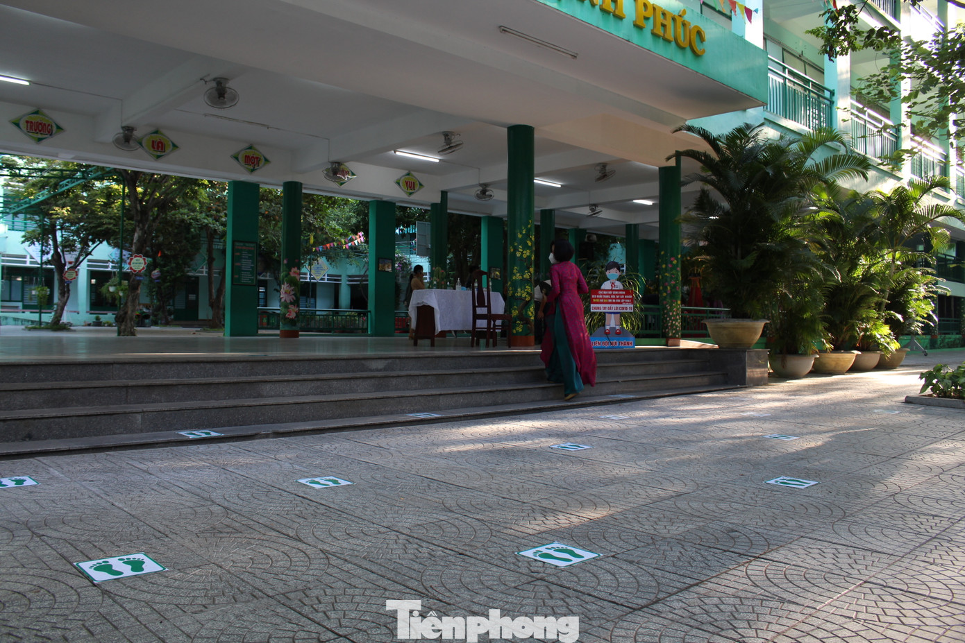 Đà Nẵng - Lễ khai giảng chỉ có thầy cô giáo, học trò ở nhà xem màn hình ảnh 5