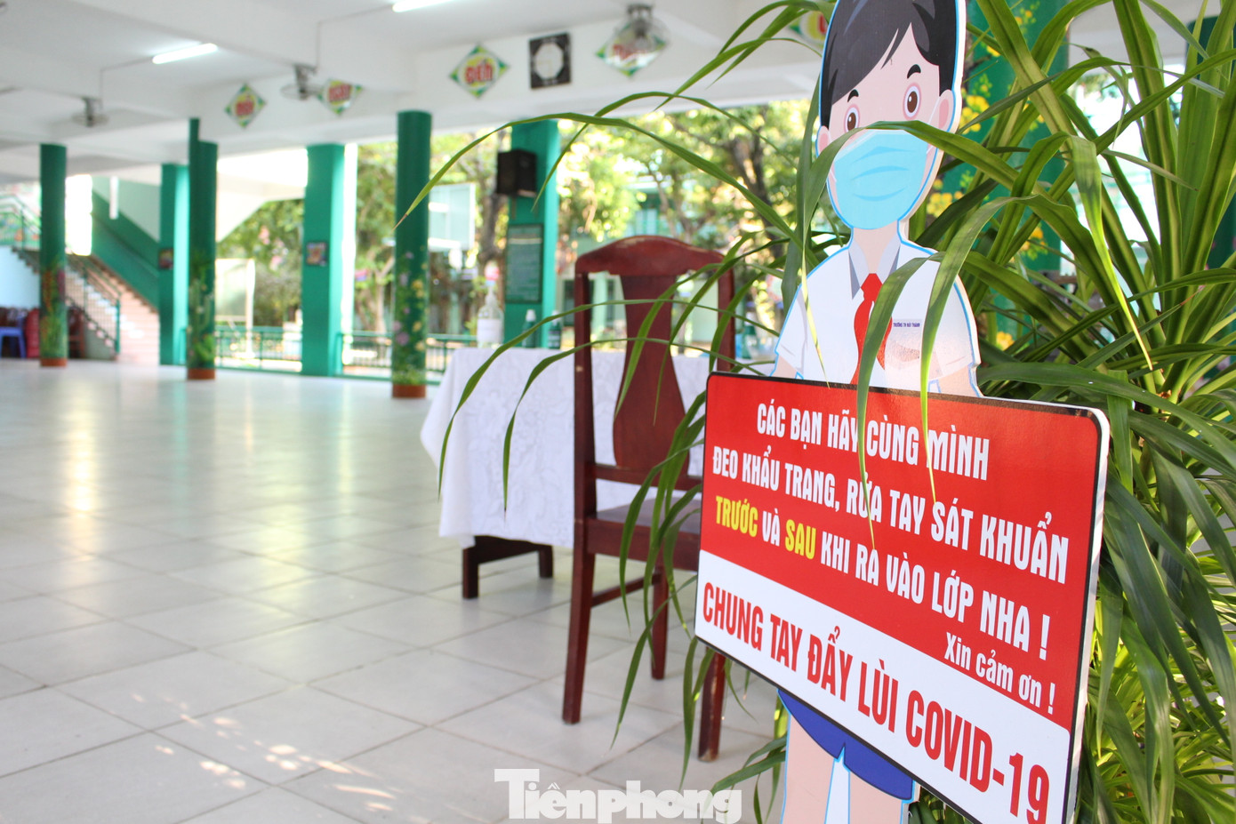 Đà Nẵng - Lễ khai giảng chỉ có thầy cô giáo, học trò ở nhà xem màn hình ảnh 6