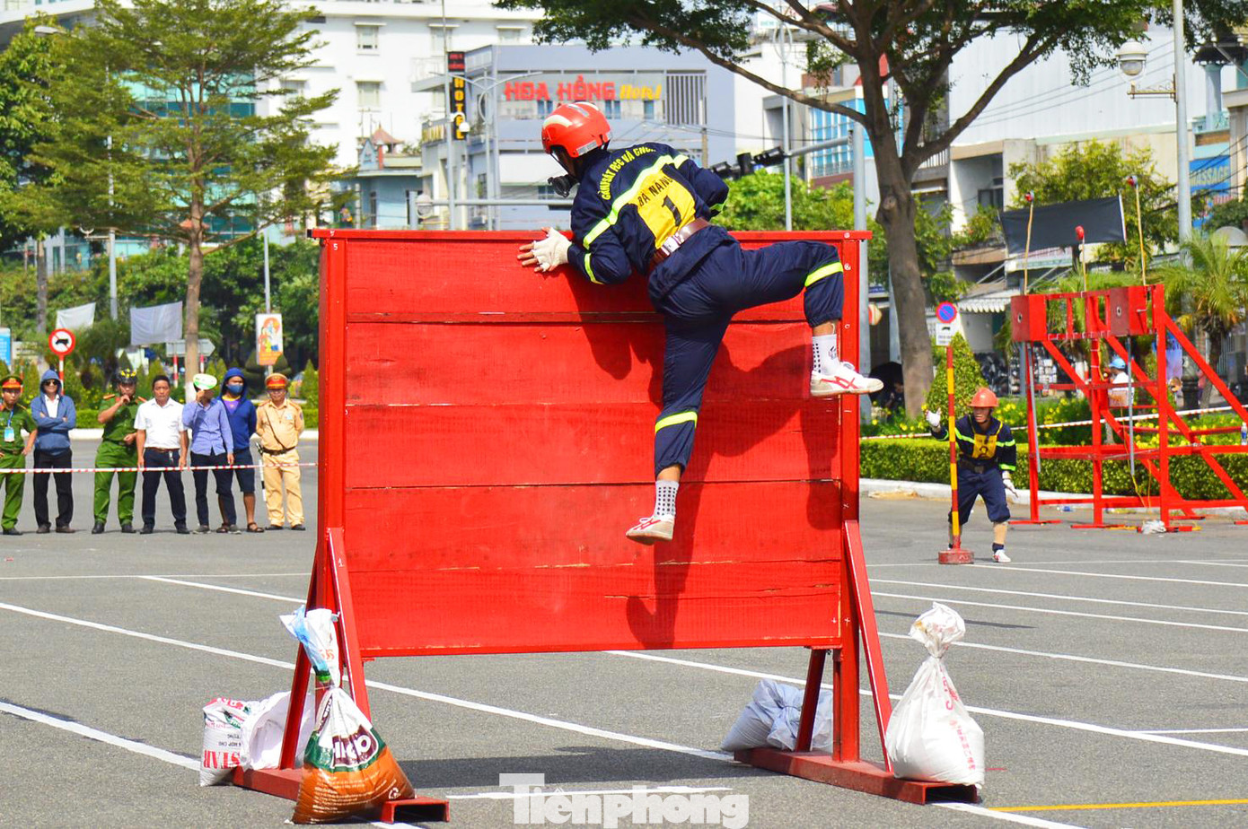 Xem lính cứu hỏa vượt rào, dập lửa, cứu nạn nhân khỏi đám cháy ảnh 3