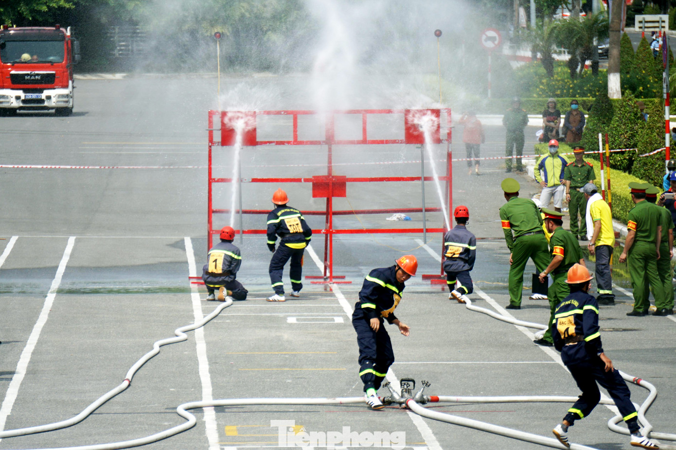 Xem lính cứu hỏa vượt rào, dập lửa, cứu nạn nhân khỏi đám cháy ảnh 1