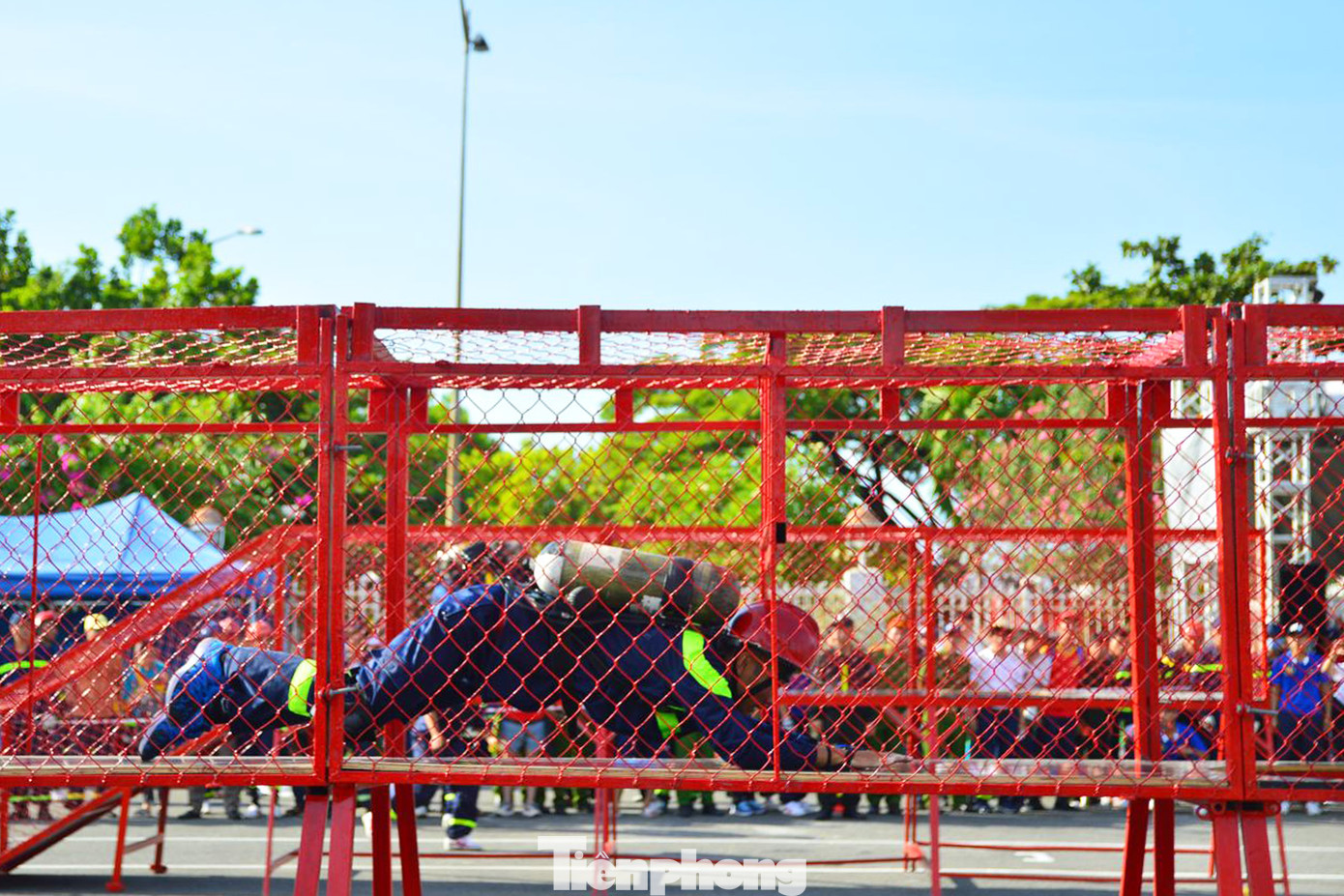 Xem lính cứu hỏa vượt rào, dập lửa, cứu nạn nhân khỏi đám cháy ảnh 7