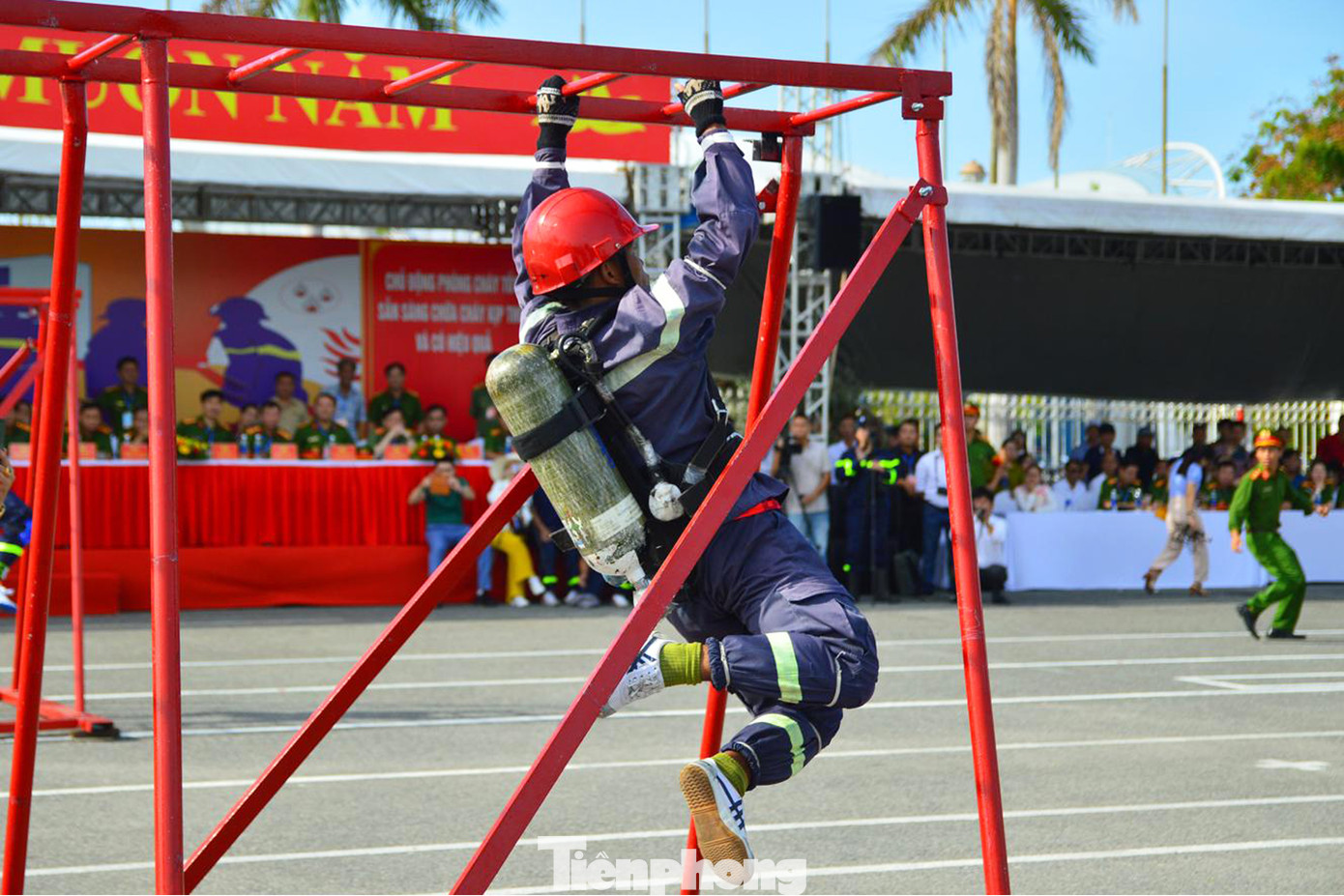 Xem lính cứu hỏa vượt rào, dập lửa, cứu nạn nhân khỏi đám cháy ảnh 6