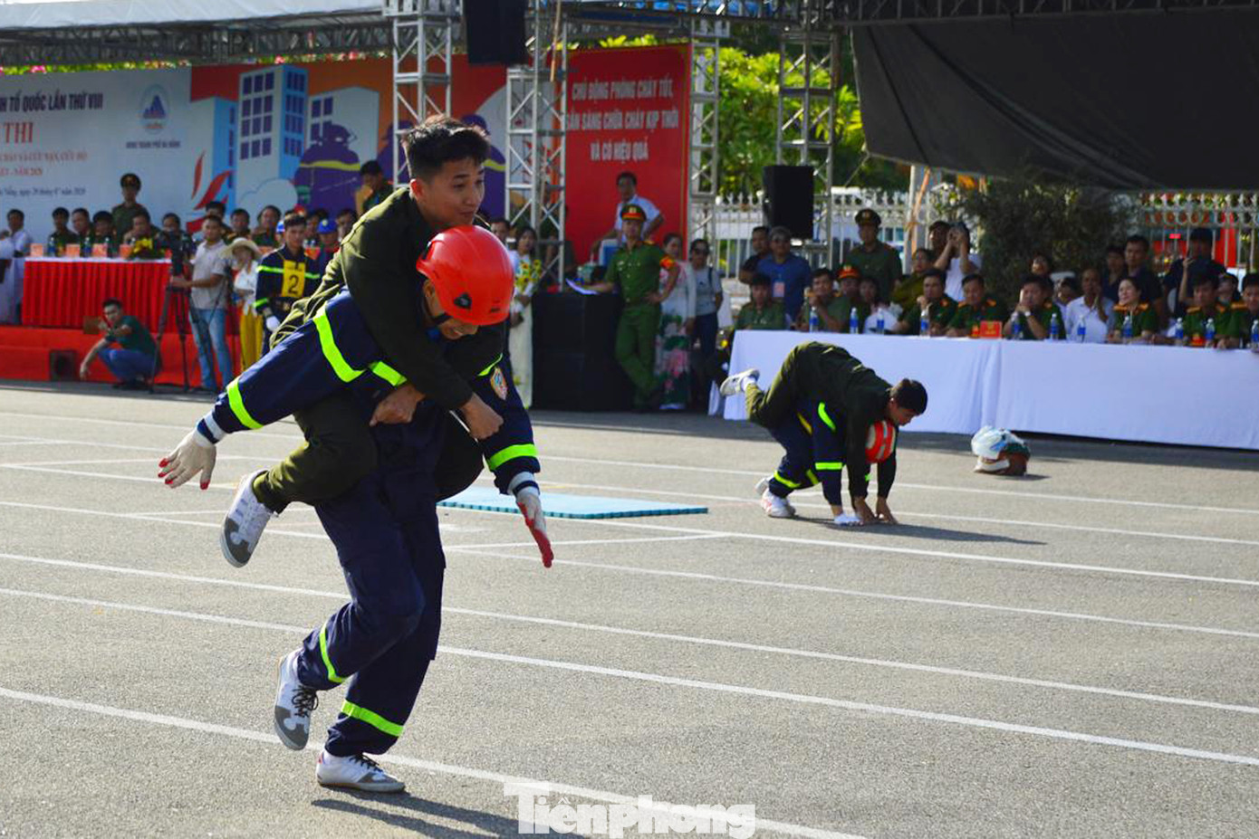 Xem lính cứu hỏa vượt rào, dập lửa, cứu nạn nhân khỏi đám cháy ảnh 8