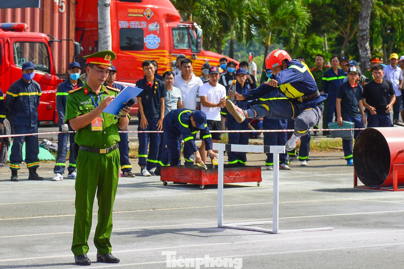 Xem lính cứu hỏa vượt rào, dập lửa, cứu nạn nhân khỏi đám cháy ảnh 2